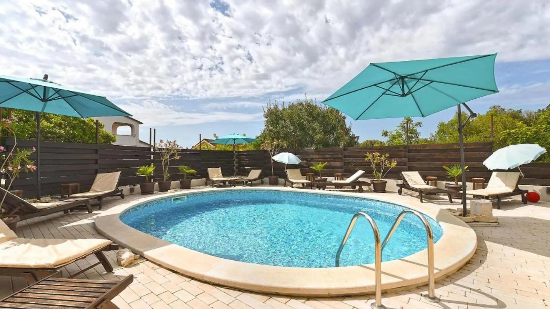 Charming Accommodation With Shared Pool Beahost 佩罗杰